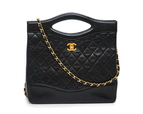 Shop CHANEL CLASSIC HANDBAG .